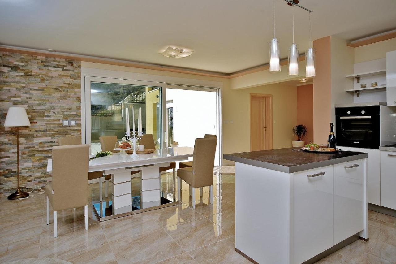 Villa Sun Palace with luxury 5 bedroom villa&amazing panoramic sea views Mimice Esterno foto