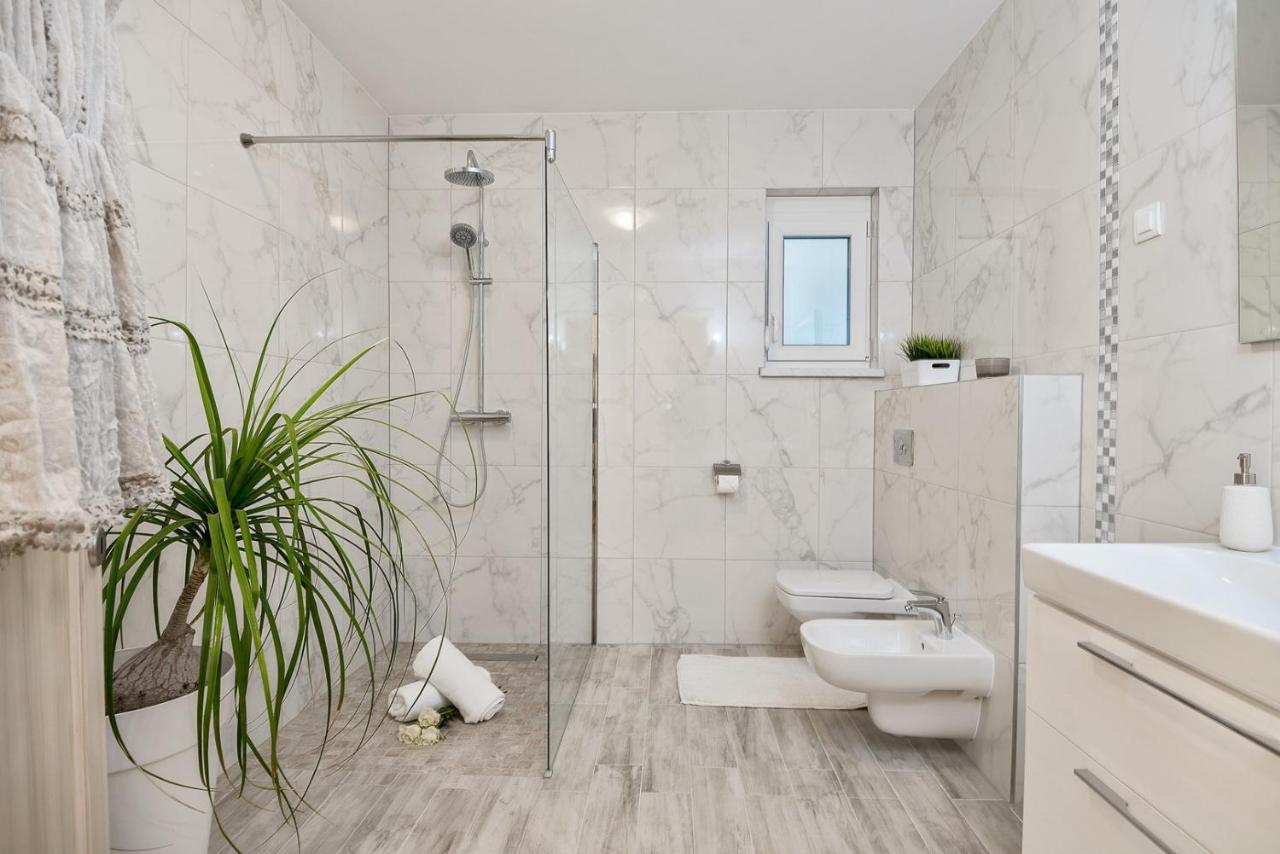 Villa Sun Palace with luxury 5 bedroom villa&amazing panoramic sea views Mimice Esterno foto