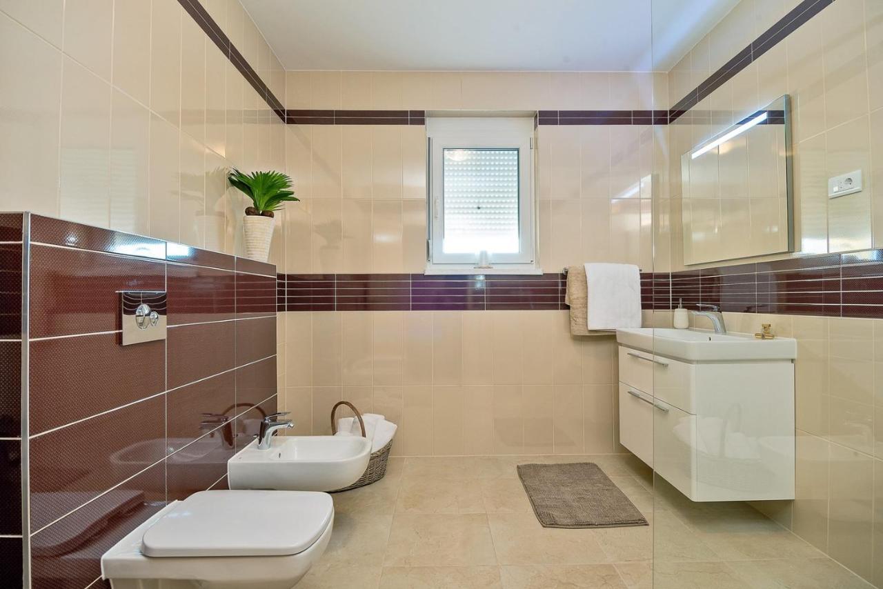 Villa Sun Palace with luxury 5 bedroom villa&amazing panoramic sea views Mimice Esterno foto